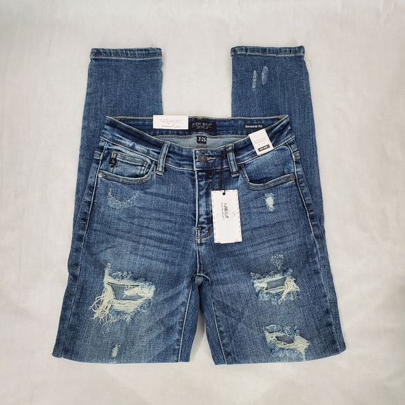 Judy Blue Mid Rise Boyfriend Fit with Stretch Sz 3/26 NWT Distressed MD Wash - Picture 7 of 12